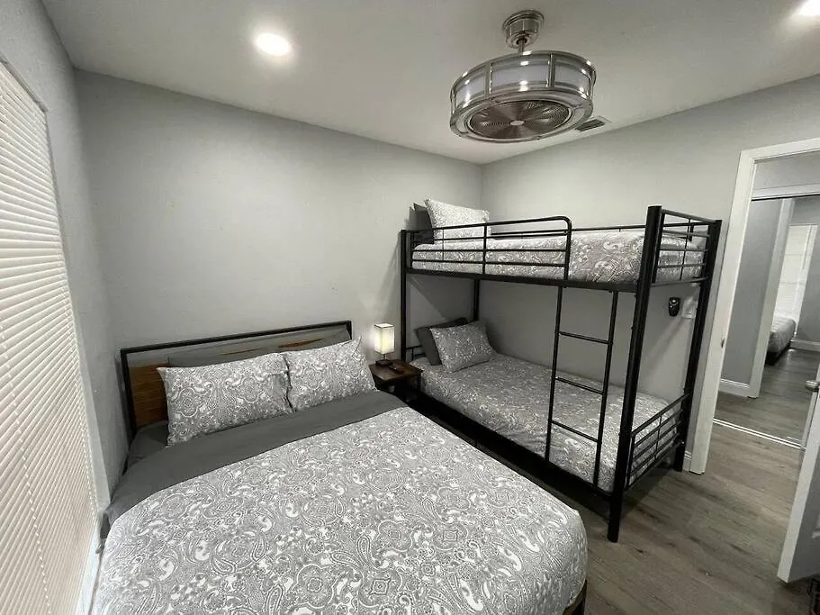 Σπίτι διακοπών Breathtaking & Renovated Tampa Heated Pool House Βίλα Ηνωμένες Πολιτείες της Αμερικής